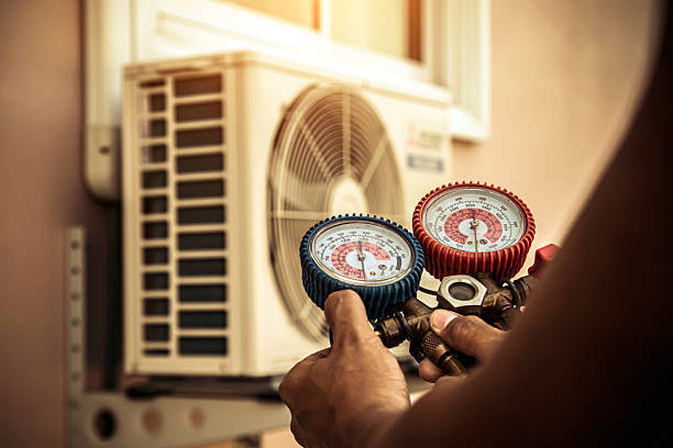 Professional Ac Installation technician working in Holland, TX